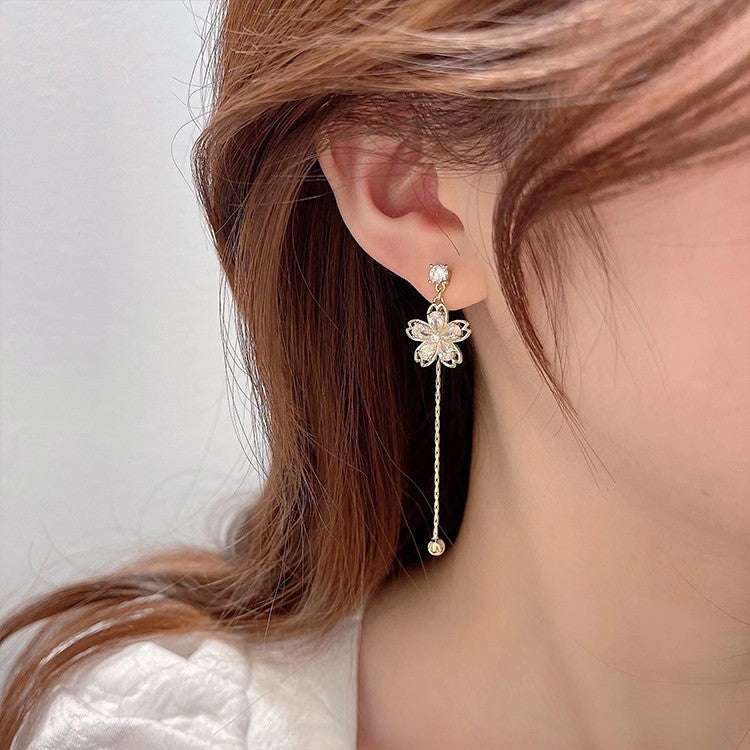 Light-luxury Asymmetrical Dainty And Exquisite Flower Earrings