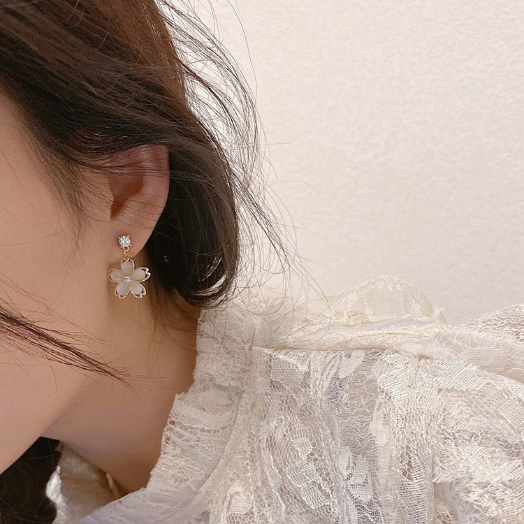 Light-luxury Asymmetrical Dainty And Exquisite Flower Earrings